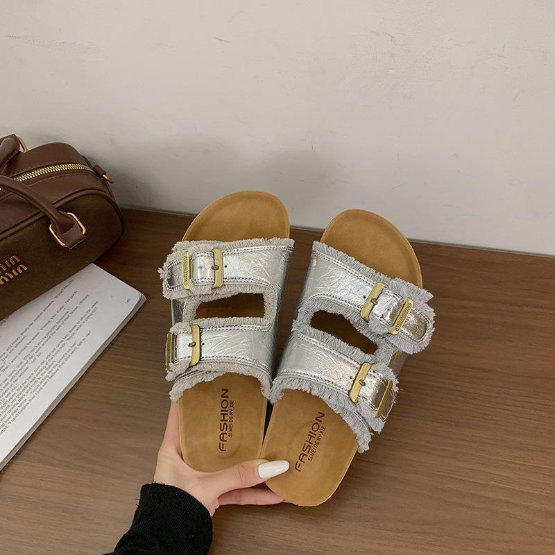 

Fashion flat-bottomed slippers for women s outer wear summer new versatile belt buckle casual beach one-word cool slippers 40 срібний