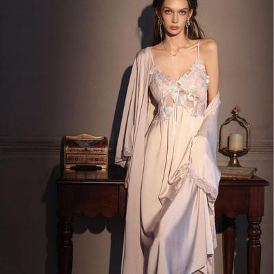 Set Pigiama e Vestaglia Romantica in Pizzo Francese - Homewear Elegante di Alta Gamma