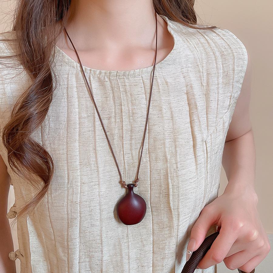 Artistic Retro Resin Heart Necklace: Simple, Fashionable, Versatile Sweater Chain with a High-Class Feel.
