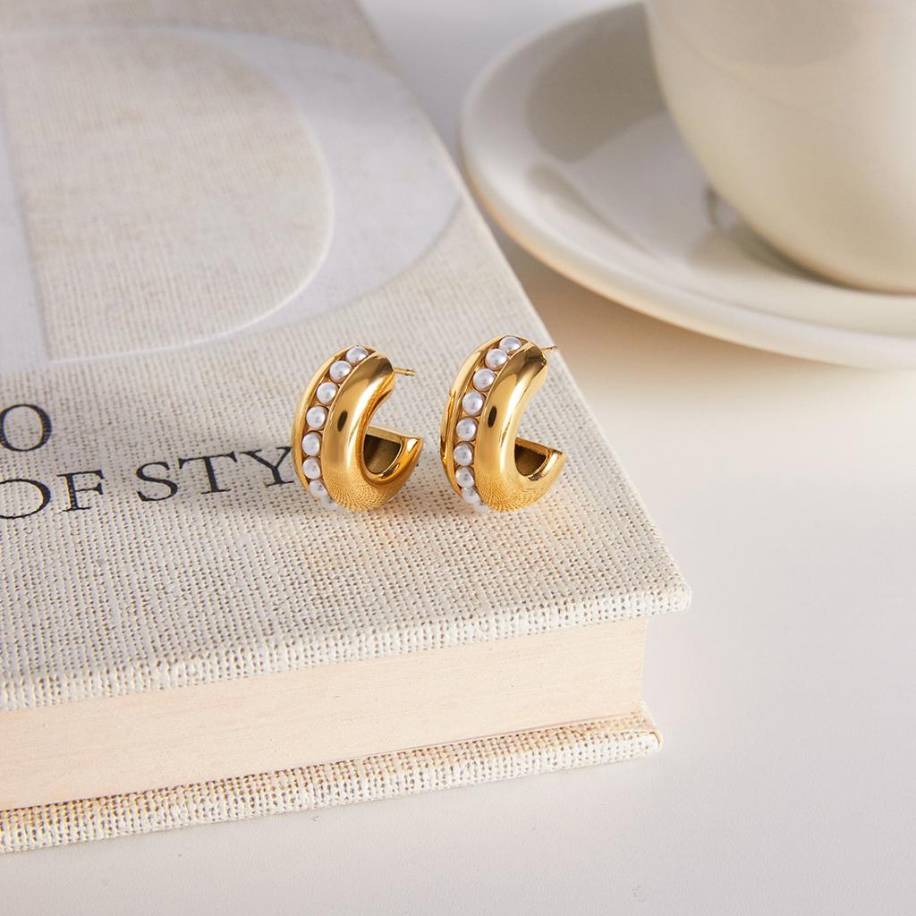 Light luxury high-end pearl C-ring earrings, earrings and jewelry.