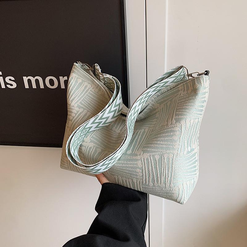 Fashionable Medium Sized Shoulder Bag With Zipper Closure For Daily Commuting зелёный