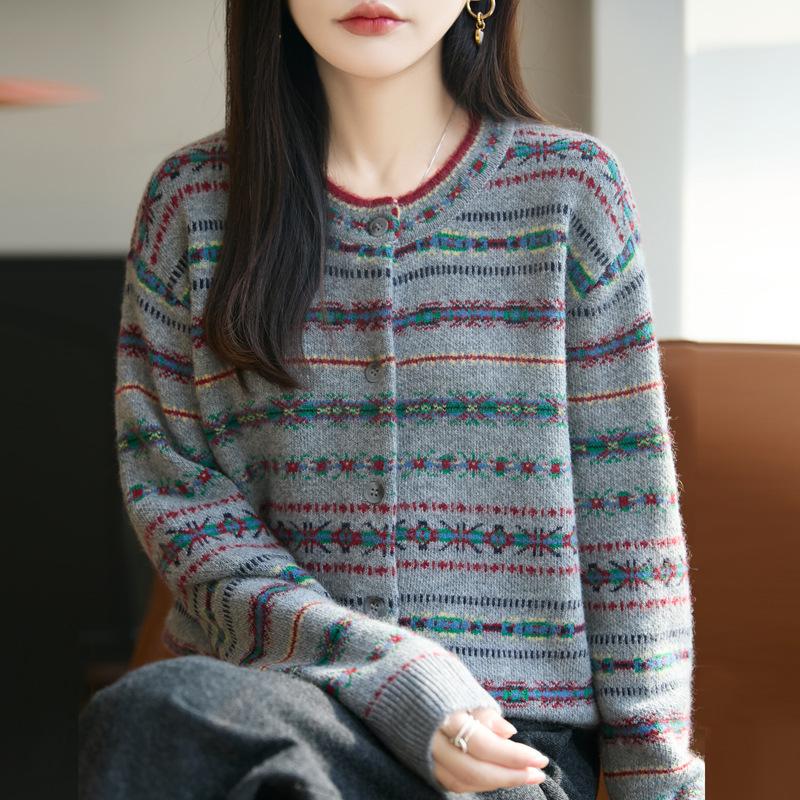 Vintage Flowered Blouse As An Inner Layer for Autumn and Winter. A Stylish and Ethnic Knit Coat for A Laid-back and Versatile Look.