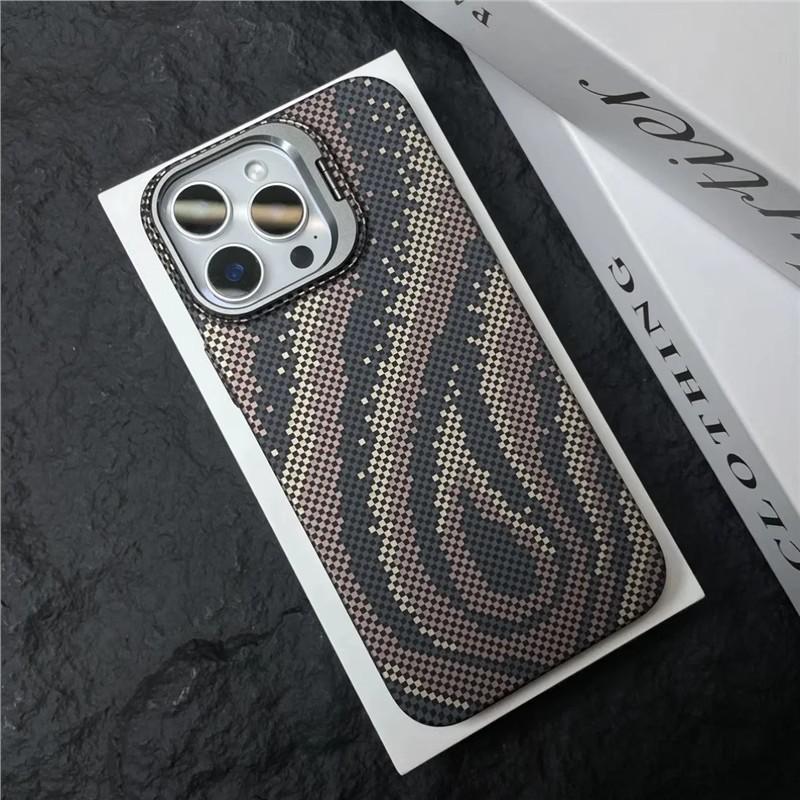 

Применимо к iPhone16 Чехол для телефона из углеродного волокна с рисунком пламени на магнитной присоске Apple 15 ProMax Кронштейн для объектива 14 Защитный чехол iPhone16proMax