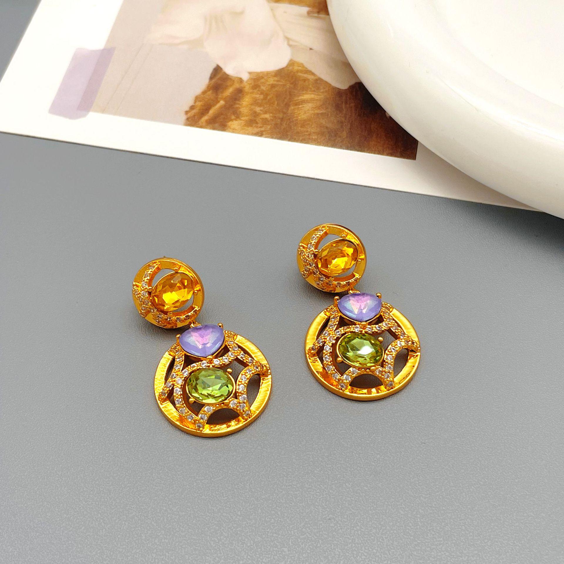 

Винтажные европейские и американские серьги-капли с эффектными драгоценными камнями: Изысканный, Броский и Уникальный