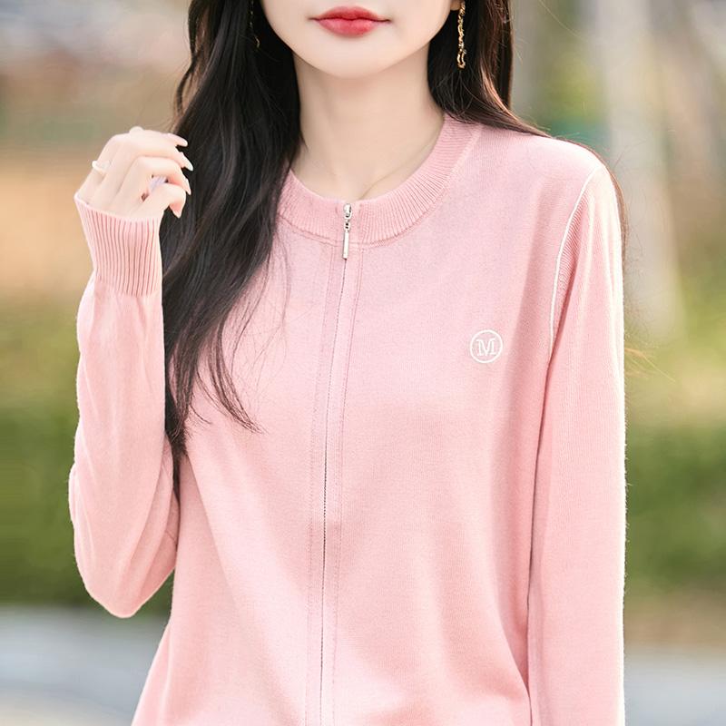 Lekki kardigan damski wykonany w 50% z wełny i w 50% z jedwabiu morwowego – uniwersalny sweter na 4 pory roku zapewniający całoroczny komfort i styl