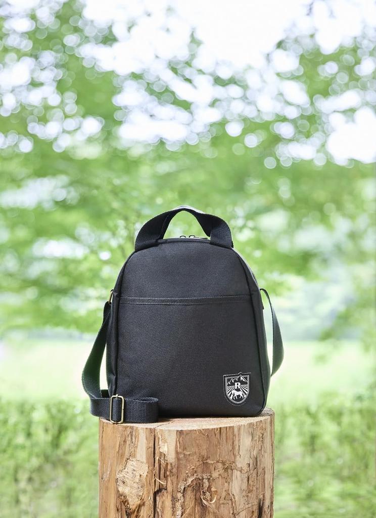 A super versatile shoulder bag that opens wide, perfect for both travel and everyday use! (Takarajima-sha Brand Mook)