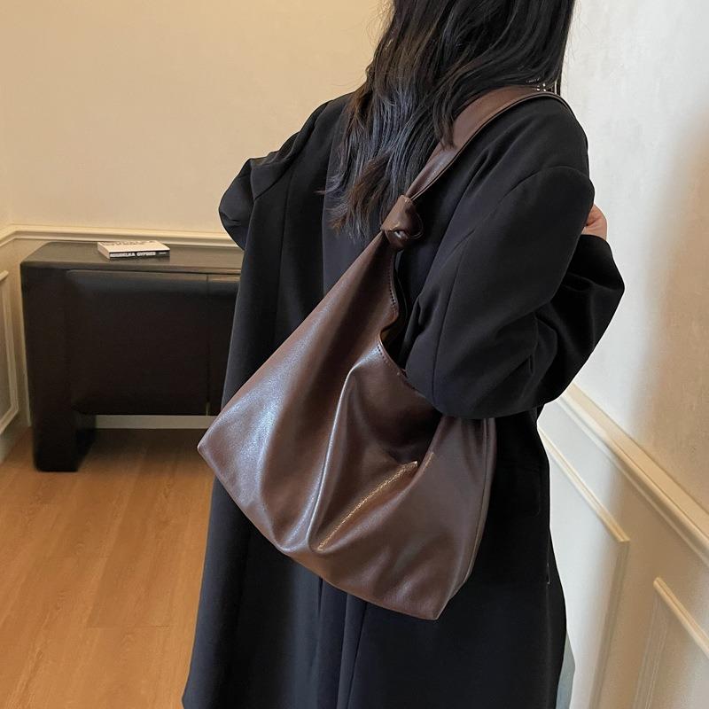 Tote bag women's lazy wind large-capacity bag women's new simple design commuter versatile soft leather shoulder bag
