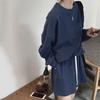 Trendy Damenanzug im Hong Kong-Stil: Zweiteiliges Set aus locker sitzendem Langarmoberteil und schmalen Shorts