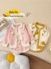 Handbesticktes Baby-Mädchen Strick-Latzhosen- und Jacken-Set für Herbst/Winter