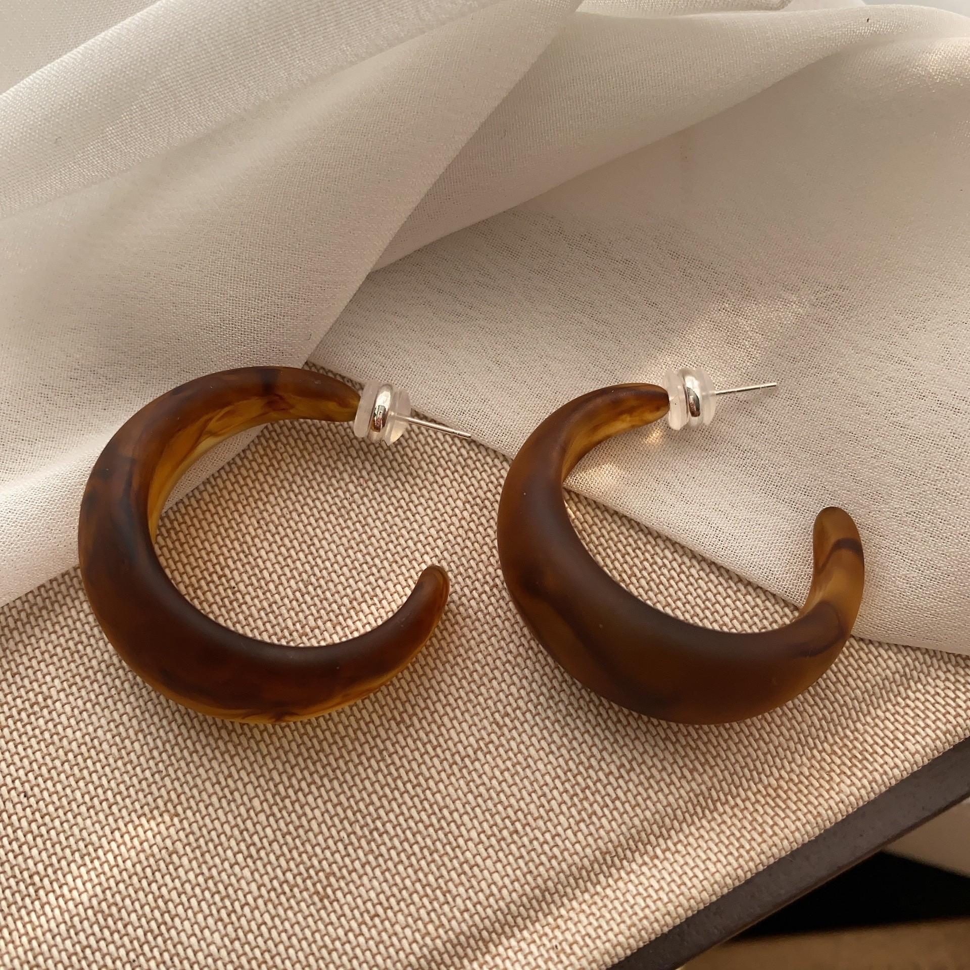 

Retro Hong Kong style resin earrings cold and exaggerated Internet celebrity earrings Spice girl personality simple and versatile ear jewelry women