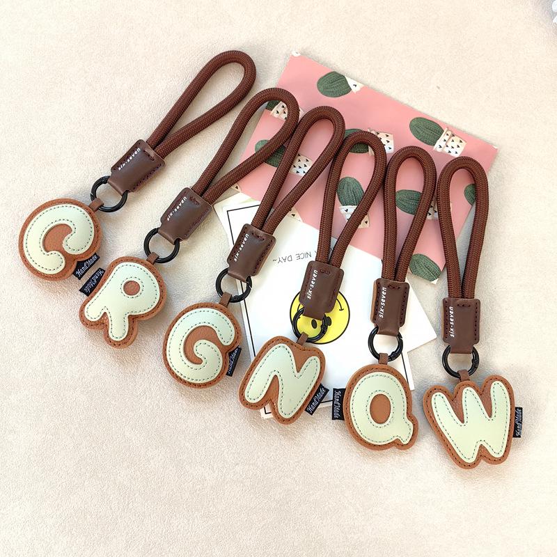 Exquisite Leather Keychain: 26 English Letters - Simple Couple Style Bag Charm, Ideal Small Gift