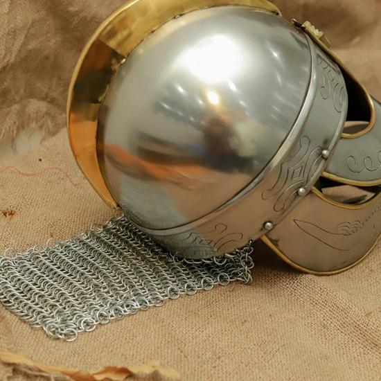 Nachbildung eines römischen gallischen Helms: Mittelalterliche Rüstung aus Stahl und Messing