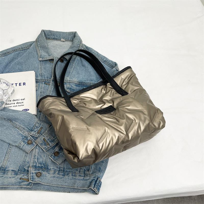 

Высококачественная сумка-пуховик большой вместимости женская 2025 новая нишевая сумка-тоут модная женская золотой