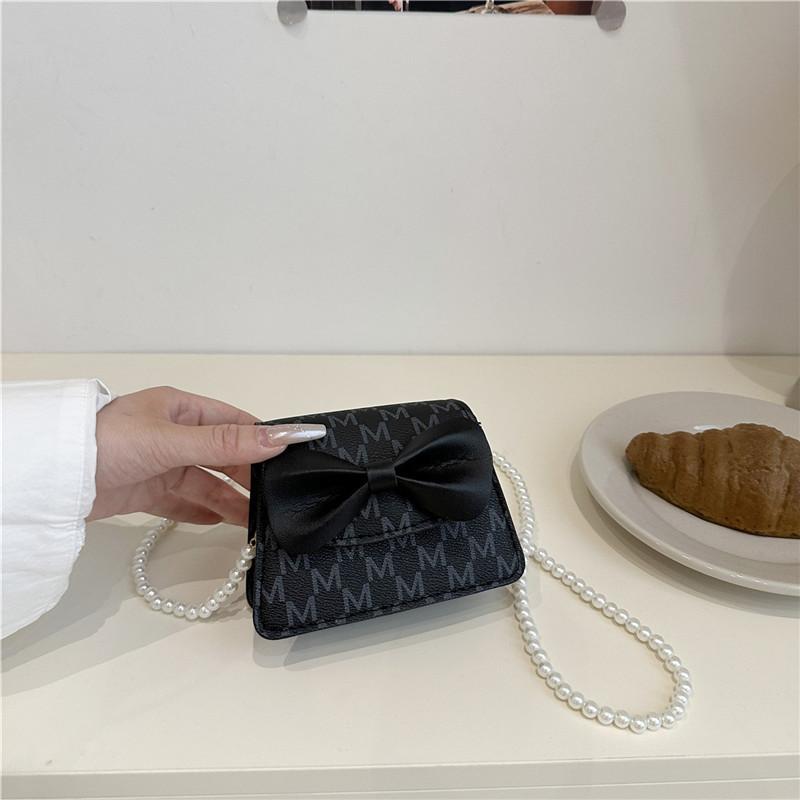 

Трендовая сумка-бантик с жемчугом, маленькая квадратная сумка для женщин и девушек, корейская версия, модный зарубежный стиль, новая летняя сумка-мессенджер для шопинга чёрный