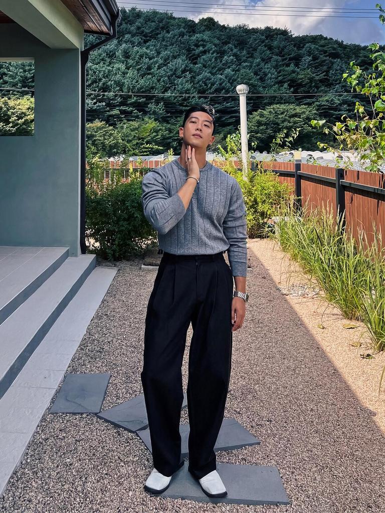 Hong Kong Style Men's Double-Pleated Pants - Designer-Look, High-Quality, Versatile Suit Pants with Straight, Wide Legs.
