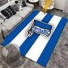 Kobercový design s vlajkou Hertha BSC vhodný jako protiskluzová podložka k pohovce v obývacím pokoji nebo ložnici