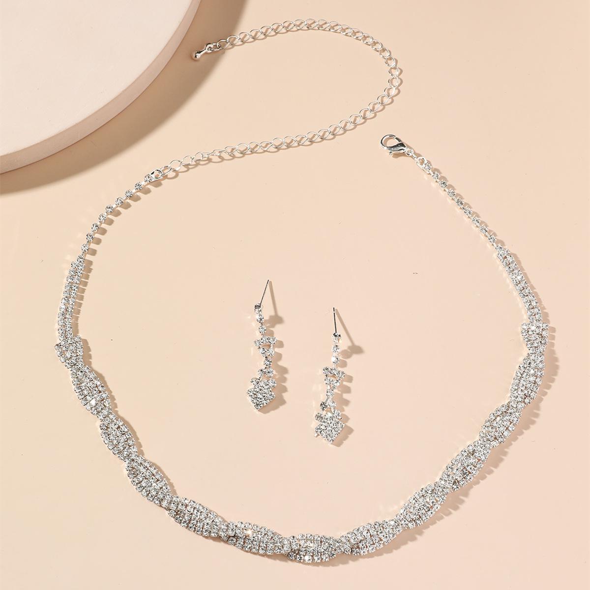 

Элегантный набор ожерелья и серег со стразами для свадьбы или вечерней вечеринки