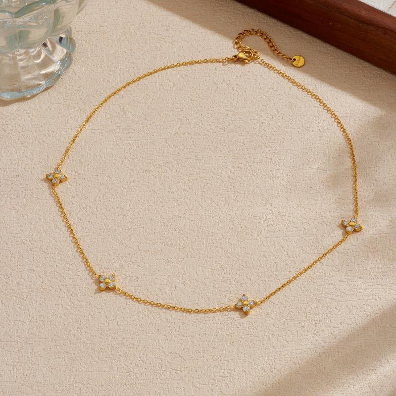 Позолоченное колье-цепочка с фианитами в виде клевера золотой