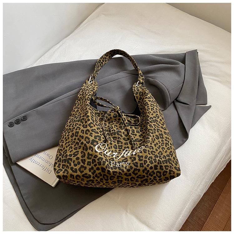 

Новая литературная портативная сумка-тоут корейская версия повседневной сумки через плечо с леопардовым принтом повседневная модная сумка для покупок большой вместимости сумка тренд светло-коричневого