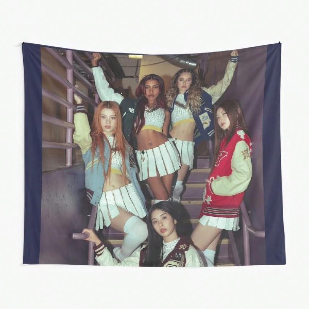 1 Stück KATSEYE Trendige Girlgroup Wandteppich Polyester 2D Bedruckte Dekoration Stilvolle Schlafzimmer Wohnzimmer Wandkunst Perfektes Geschenk