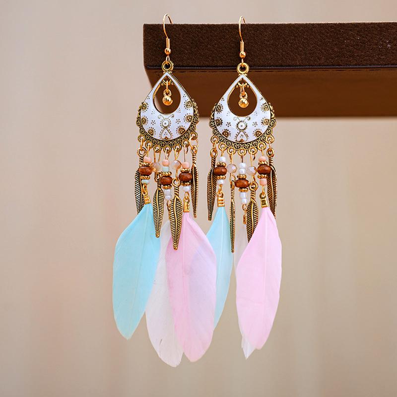 Modische Bohème-Ohrringe mit langen Federn für Damen, Ethnische Vintage-Blattperlen, Ohrringe aus Metall in Goldfarbe, Schmuck für Urlaubs- und Party-Anlässe