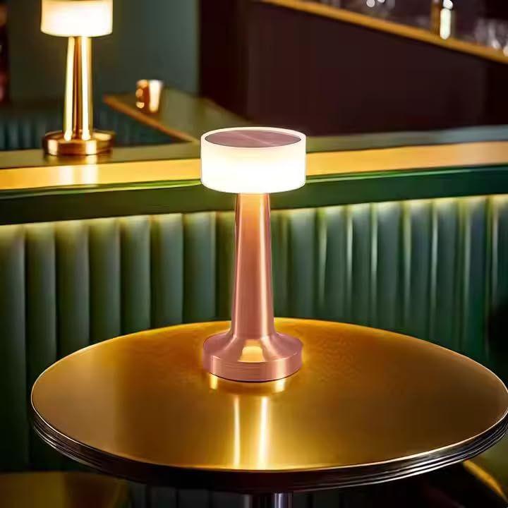 Stolní lampa Wick – Dotyková dobíjecí se 3 režimy osvětlení, Stmívatelná stisknutím, Elegantní povrchová úprava – Perfektní noční lampička, Noční světlo nebo Pokojová dekorace