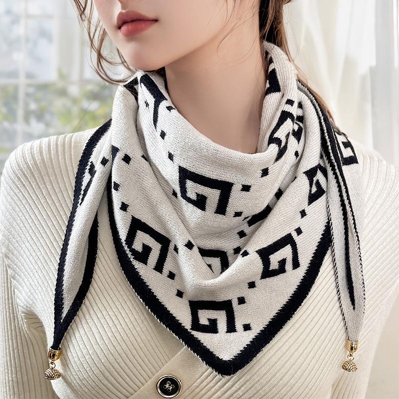 Festlicher Strickdreieckschal mit goldenen Akzenten: Warmer, vielseitiger Winter-Nackenwärmer