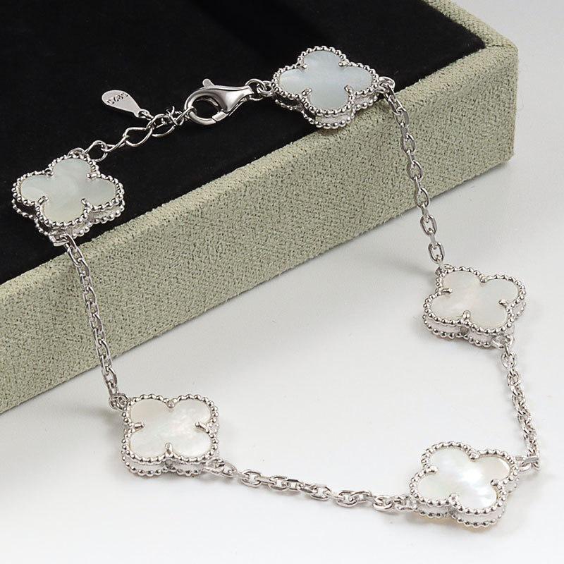 Women's Four-Leaf Clover Bracelet – 18K Gold Plated with Double-Sided Mother-of-Pearl, Elegant High-Quality Accessory, Chic and Lucky Design.