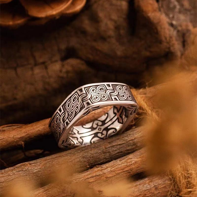 A Vintage Square and Round Ring Accessory for Men, Featuring A Bold and Powerful Personality