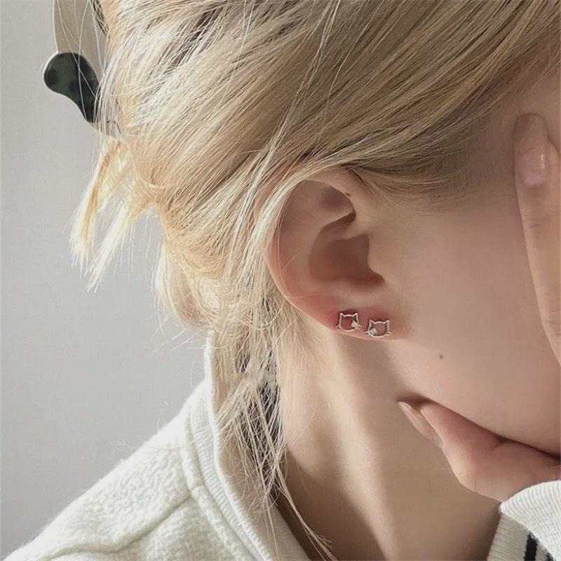 Puste kolczyki z kociakiem: Uroczy koci wzór wysadzany diamentami, idealny do noszenia na co dzień. Idealny dla miłośników kotów i entuzjastów uroczej biżuterii.