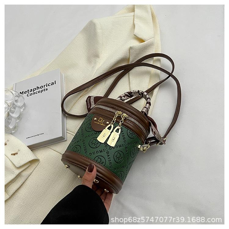

High-end texture small bag women s spring and summer 2025 new niche design crossbody bag explosive women s handheld bucket bag