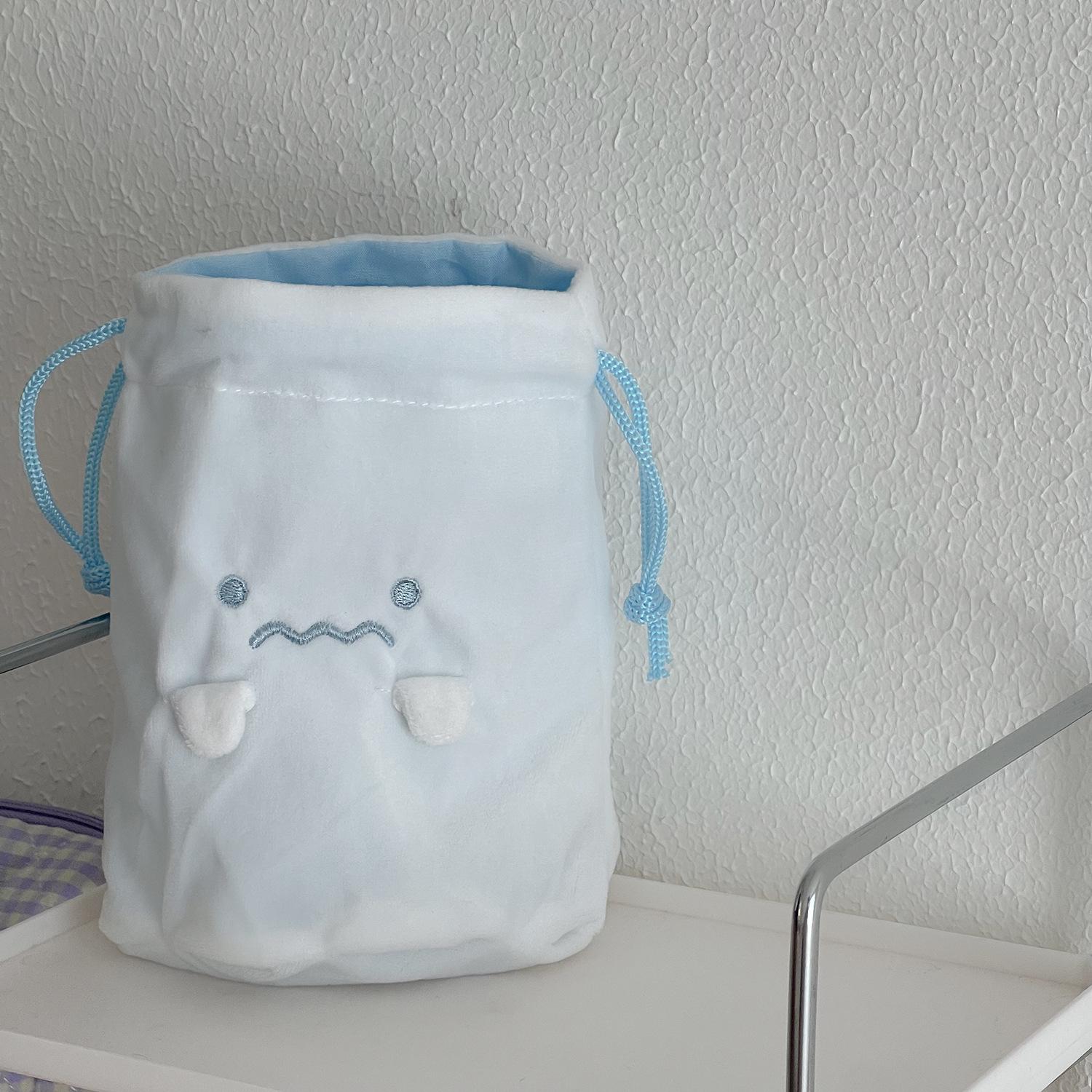 

«Биологическая сумка-призрак на шнурке – симпатичное японское хранилище канцелярских принадлежностей и всякой всячины, портативное и пыленепроницаемое».