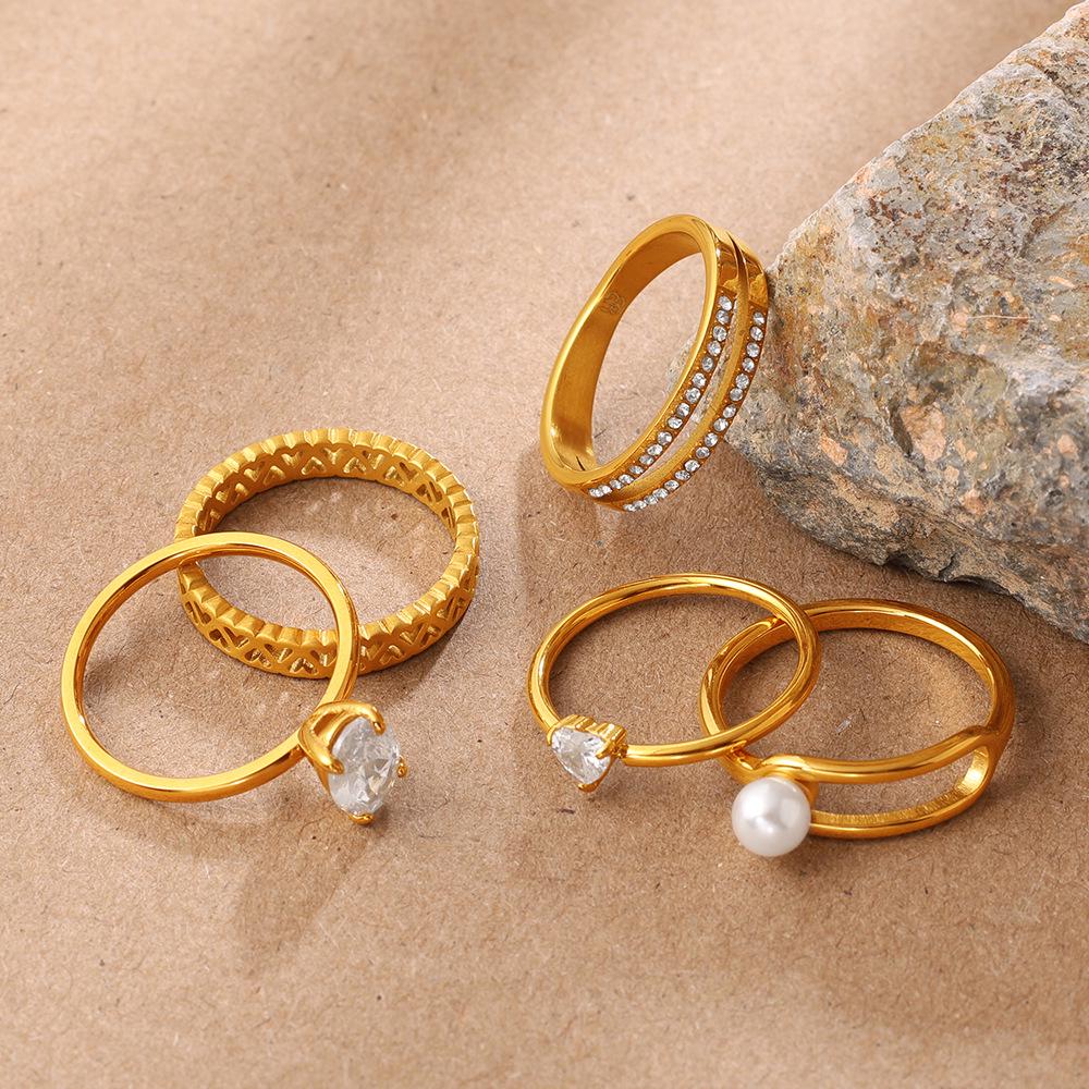 Luxuriöser goldener Hohlring mit Diamant-Inlay: Exquisites stapelbares doppelstöckiges Design