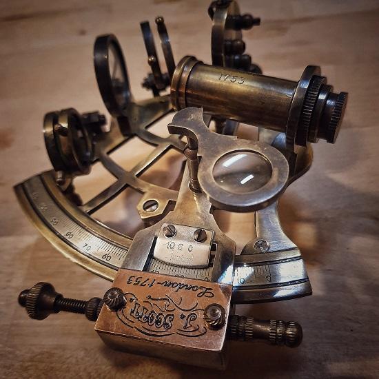 Mosiężny sekstans w drewnianym pudełku Vintage Solidne antyczne żeglarstwo morskie Marynarka morska Funkcjonalna dekoracja prezentowa Prezent na Boże Narodzenie