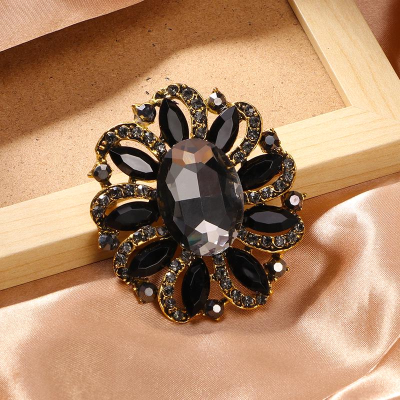 European & American Fashion Crystal Flower Brooch: Alloy, Diamond Women's Clothing Accessory