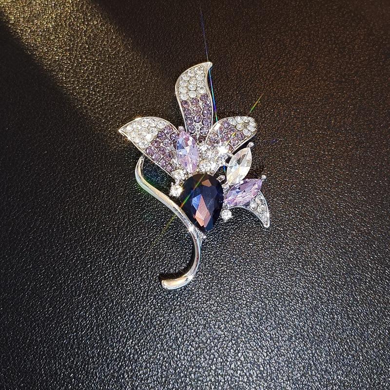 High-End Light Luxury Flower Brooch Female Heavy Industry Design Sense Animal Brooch Diamond Corsage Coat Clothing Accessories