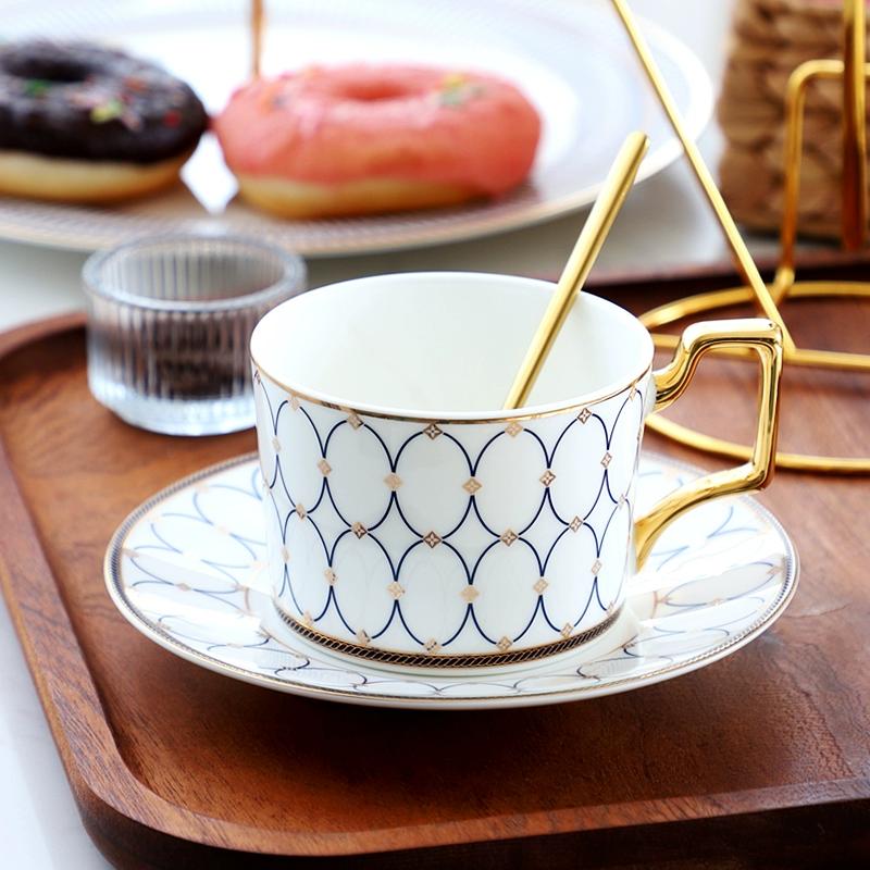 Feines Knochenporzellan Kaffeetassen- und Untertassensets, 270 ml Wunderschön glasierte Teetasse mit Goldrand und Henkel, Keramik-Kaffeetassen mit goldenem Löffel