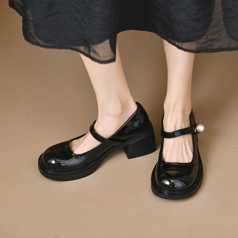 Dámské mělké kožené boty se sponou na silném podpatku