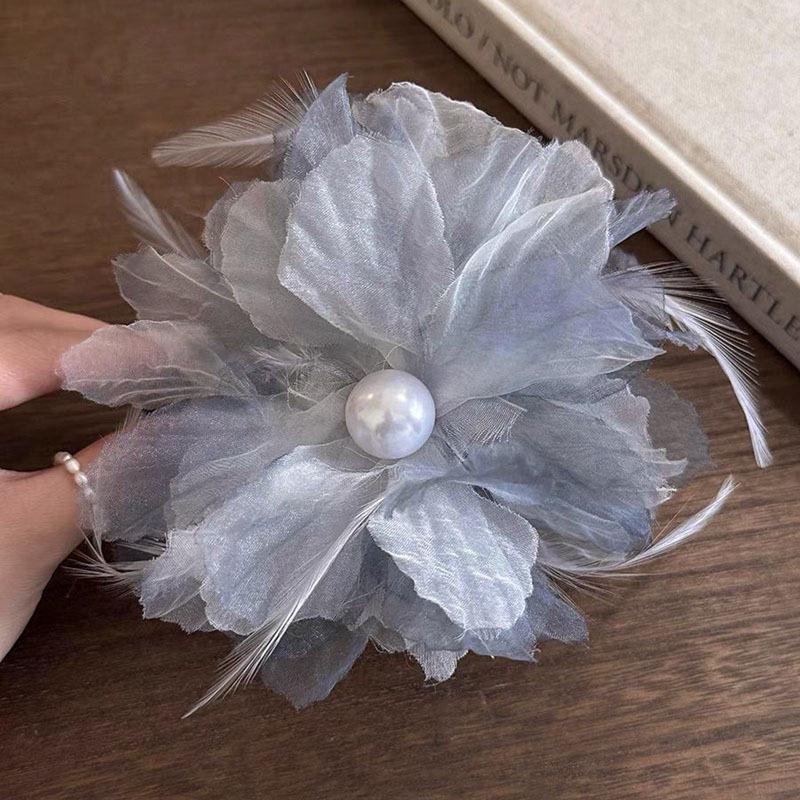 Ostrich Feather Claw Clip: Elegant Updo Accessory for Volume & Style