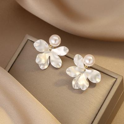 Korean Version of the New Pearl Flower Stud Earrings Mori Small Fresh and Sweet Earrings Stylish Simple High-end Earrings