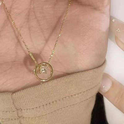 Kreisförmige Halskette mit kleiner Taille für Damen, leichter Luxus, Nischendesign, Edelstahl, Blitz-Diamant-Ring-Anhänger