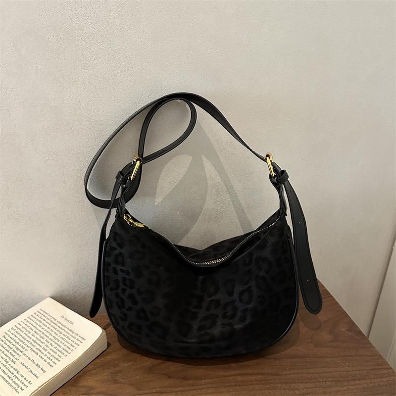 Leopard Print Velvet Single Shoulder Bag: Women's Fashionable Large Capacity Underarm and Crossbody Bag