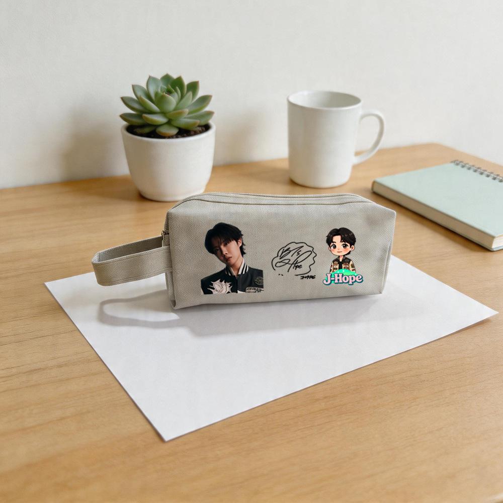 1 Stück Kpop BTS Mitglied Leinwand Federmäppchen Niedliche Chibi Figur Echtes Foto Unterschrift Make-up Tasche Multifunktionale Organizer Tasche mit Griff, Army Merch