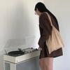 A suede mood bag perfect for an easygoing everyday vibe _DAILY MOOD BAG_MILK BROWN