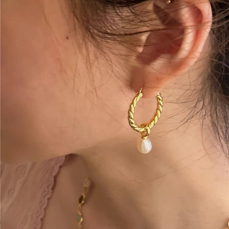 Retro Twist Pattern Pearl Earrings Light Luxury Design Autumn Winter Match Women's Senior Sense Everyday Ear Jewelry