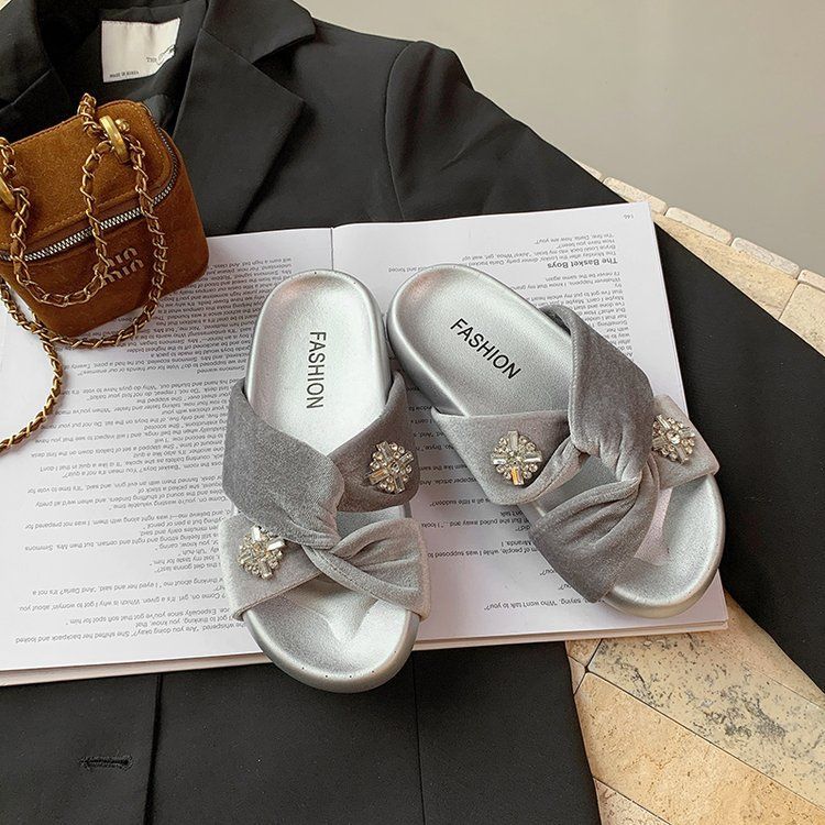 Cool slippers women's 2025 new fashion thick bottom Internet celebrities daily versatile soft bottom soft surface light rhinestone slippers