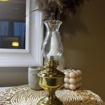 Mosadzná olejová lampa inšpirovaná vintage štýlom s gombíkom na reguláciu plameňa - Elegantné vnútorné osvetlenie, Petrolejová lampa s nastaviteľným knôtom