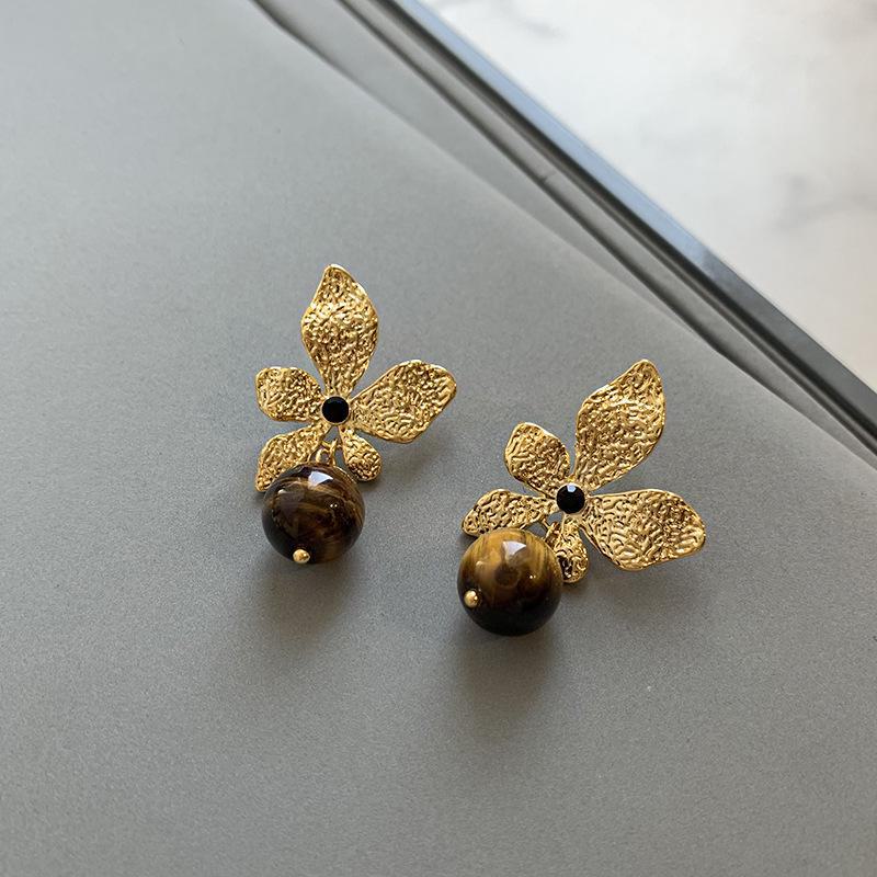 

Комплект из ожерелья с тигровым глазом и позолоченных серег в виде цветов — ретро-средневековый стиль, универсальная женская цепочка на ключицу.