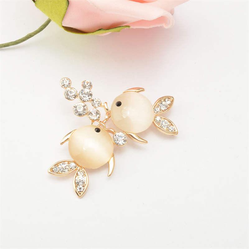 Korean Style Pearl Brooch: Versatile Floral Diamond Pin for Women's Coats