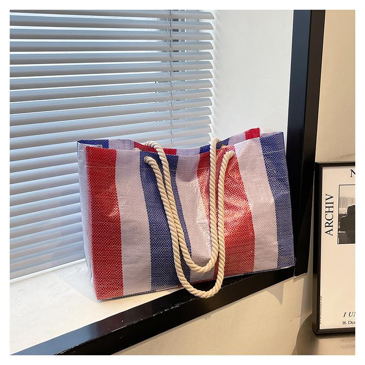 

Особенности Трендовая плетеная сумка Прочная Грязеотталкивающая Легкая Портативная Наплечная Сумка для хранения Большая Вместимость Модная сумка белый